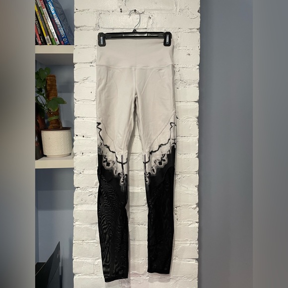 ALO Yoga Pants - ALO YOGA Verse High-Waist‎ Mesh-Panel Leggings, White/Black Size Small